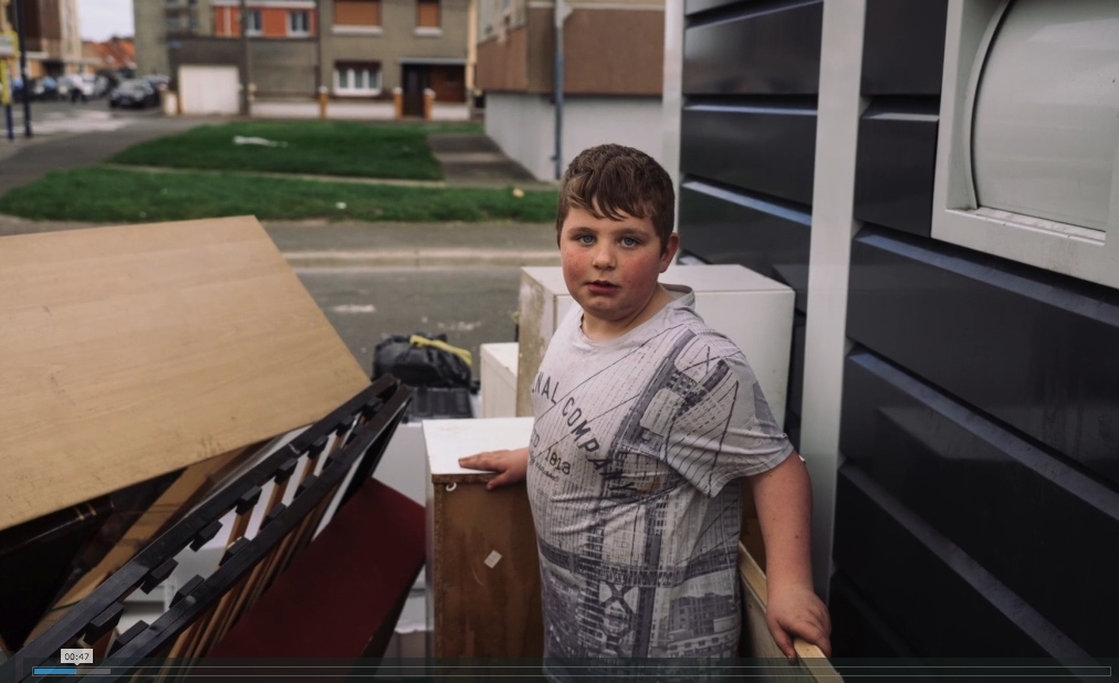 Regard(s) sur Calais. Un travail école des participants à la formation photojournalisme de l&rsquo;émi